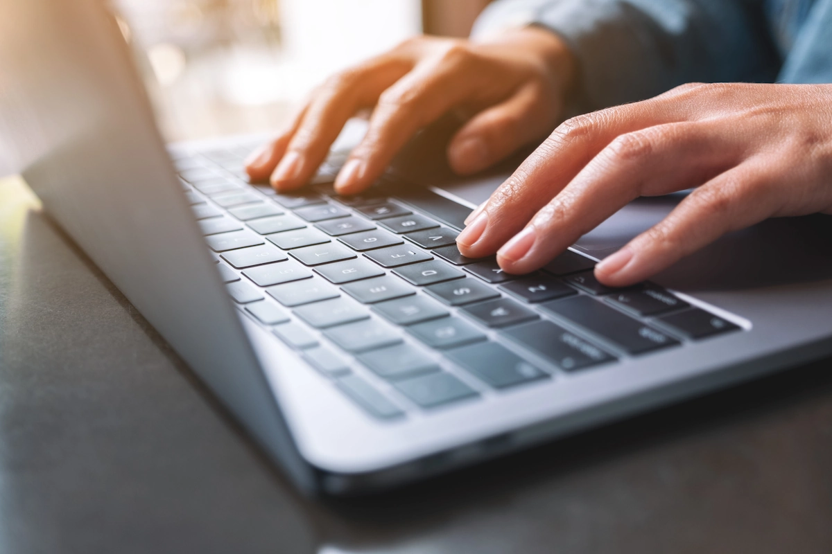 Jak sprawdzić laptop poleasingowy przed zakupem: bateria, matryca, klasa stanu